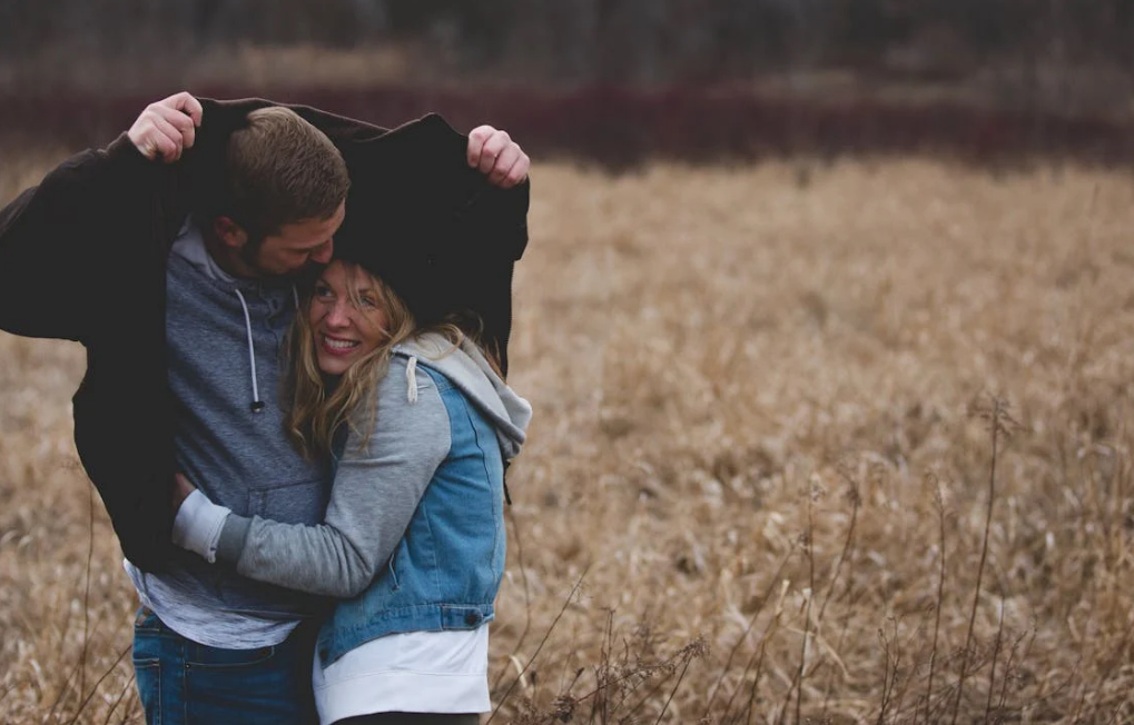 Man-woman-on-date-first-outside-hiding-from-rain